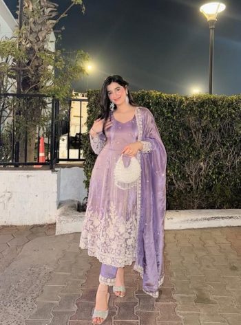 TRENDING JIMMY CHOO EMBROIDERY THREAD WORK GOWN BOTTOM WITH DUPATTA LAVENDER