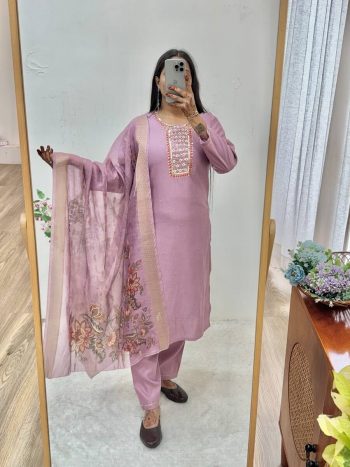 DESIGNER GADWAL SOFT SILK HANDWORK AND SEQUENCE THREAD WORK TOP BOTTOM WITH DUPATTA LAVENDER PINK