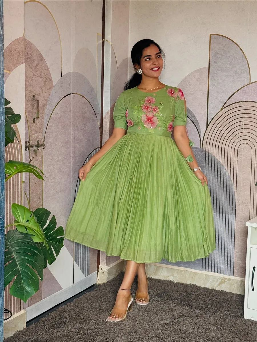 FANCY MUL MUL COTTON PRINTED WITH MAGGAM WORK ONE PIECE PARTY WEAR WHOLESALE PRICE ETHNIC GARMENT (3)