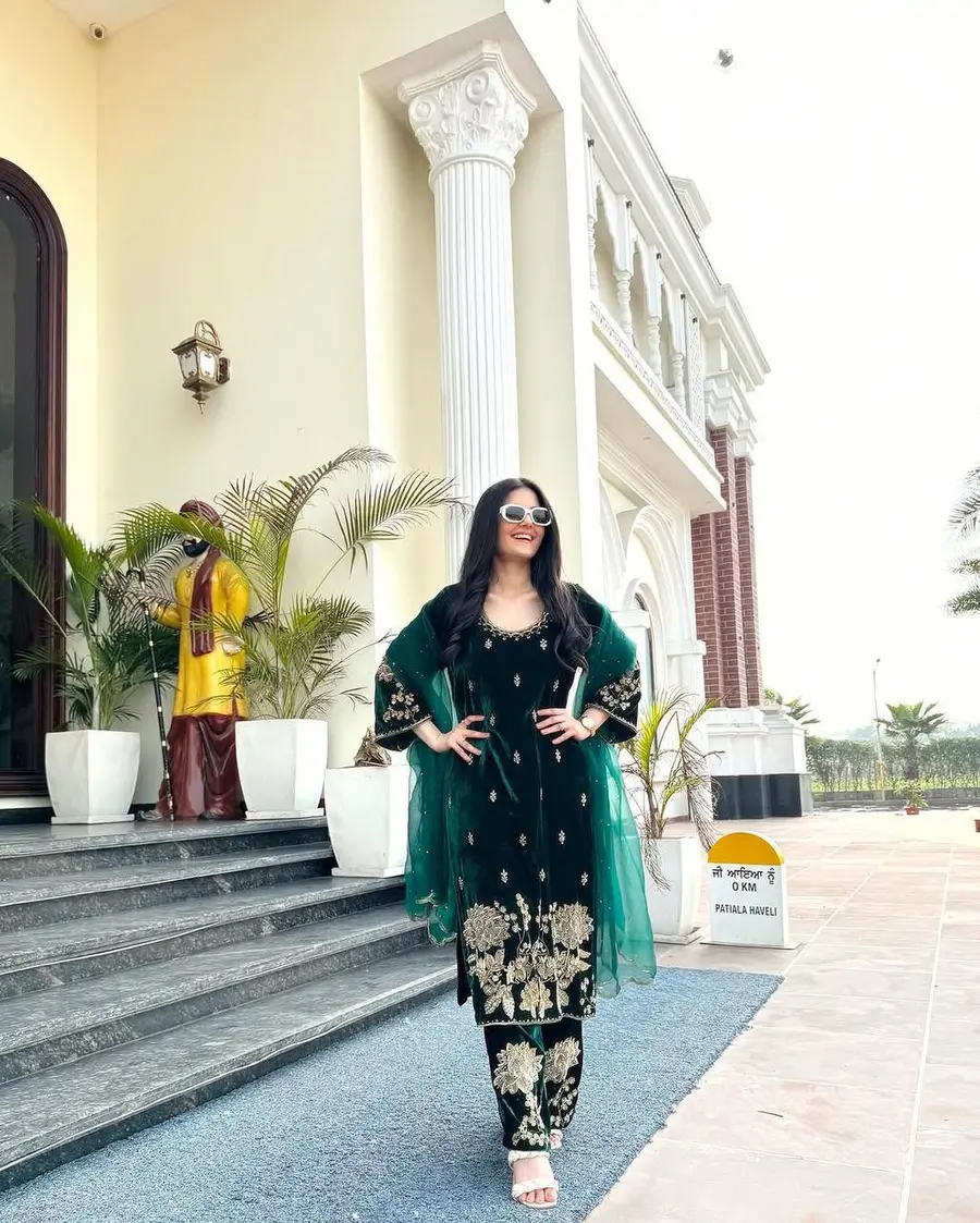 DESIGNER VELVET EMBROIDERY CODING SEQUENCE WORK TOP BOTTOM WITH DUPATTA FESTIVE WEAR WHOLESLAE PRICE ETHNIC GARMENT (4)