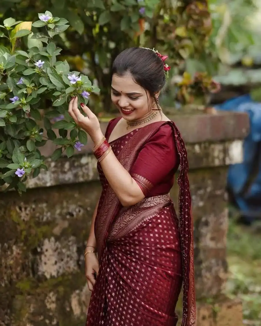 NEW ARRIVAL LICHI SILK JACQUARD WORK SAREE WITH UNSTITCHED BLOUSE SAREE WITH UNSTITCHED BLOUSE FESTIVE WEAR WHOLESALE PRICE ETHNIC GARMENT (6)