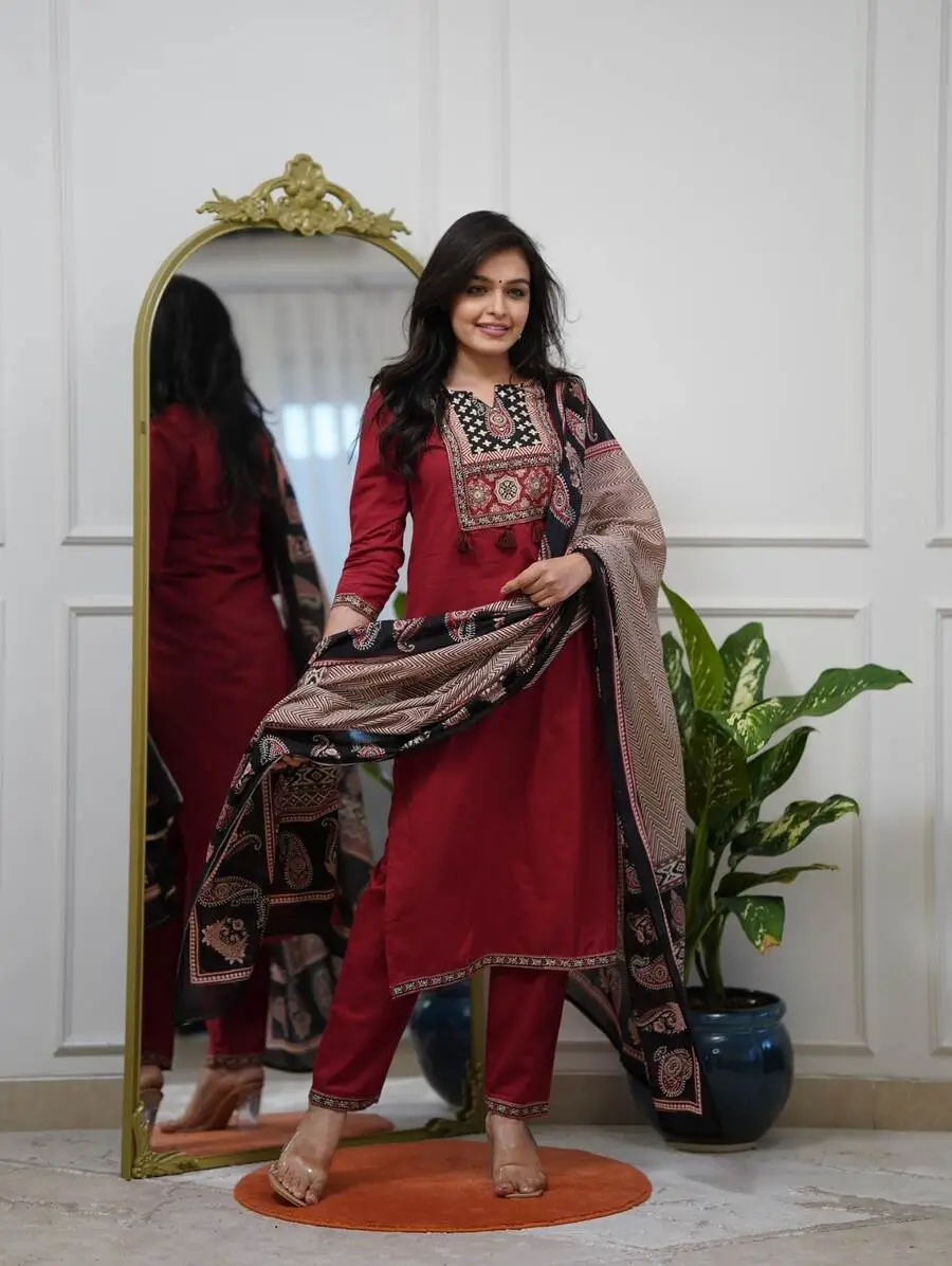 9NEW ARRIVAL RAYON HAND WORK TOP BOTTOM WITH DUPATTA CASAUL WEAR WHOLESALE PRICE ETHNIC GARMENT (14)