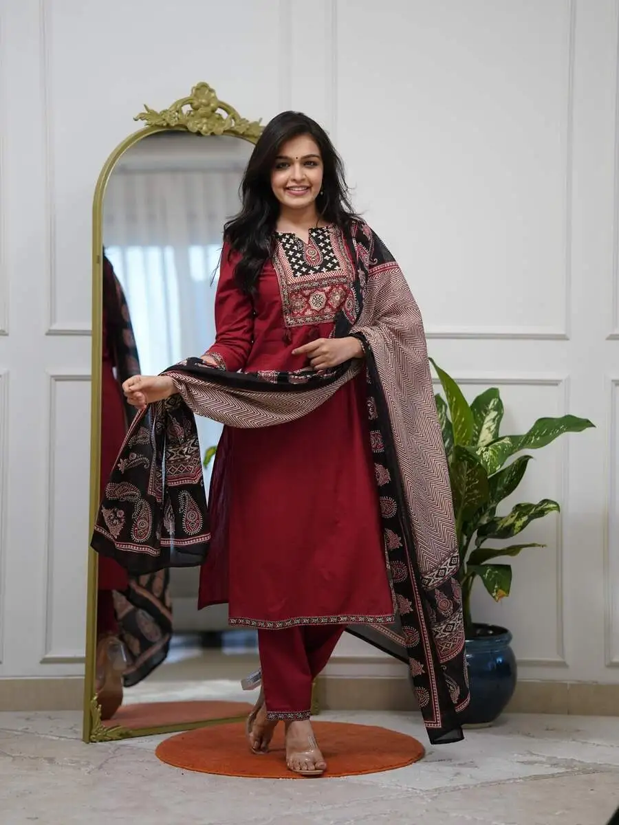 9NEW ARRIVAL RAYON HAND WORK TOP BOTTOM WITH DUPATTA CASAUL WEAR WHOLESALE PRICE ETHNIC GARMENT (17)