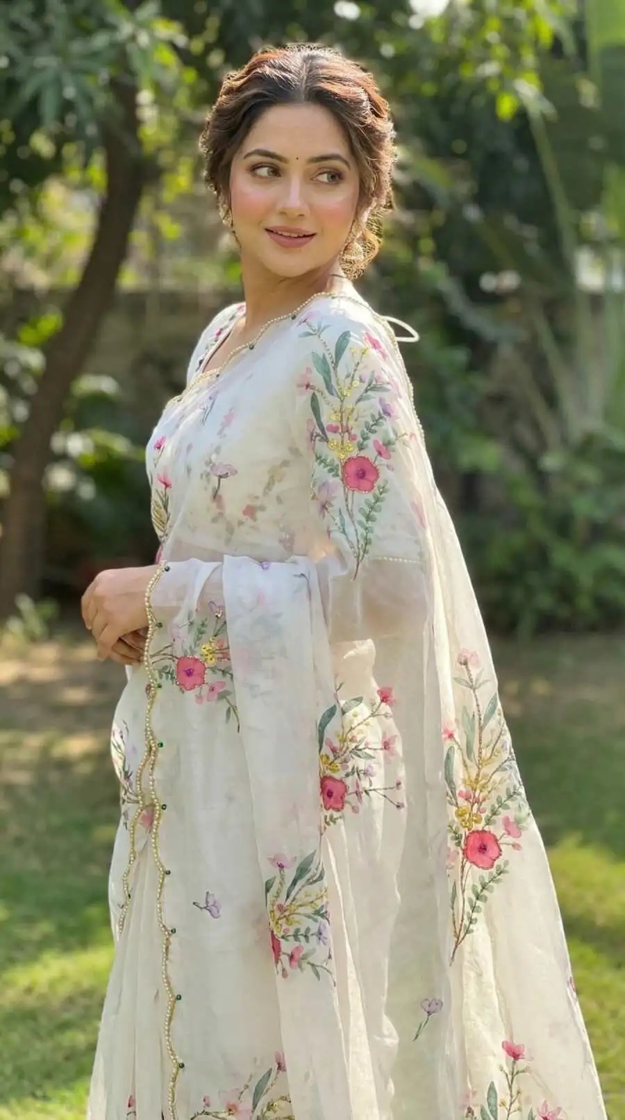 1MODERN-TABBY-SILK-FLORAL-PRINT-WITH-SEQUENCE-AND-CUTDANA-HANDWORK-SAREE-WITH-UNSTITCHED-BLOUSE-PARTY-WEAR-WHOLESALE-PRICE-ETHNIC-GARMENT-13.webp