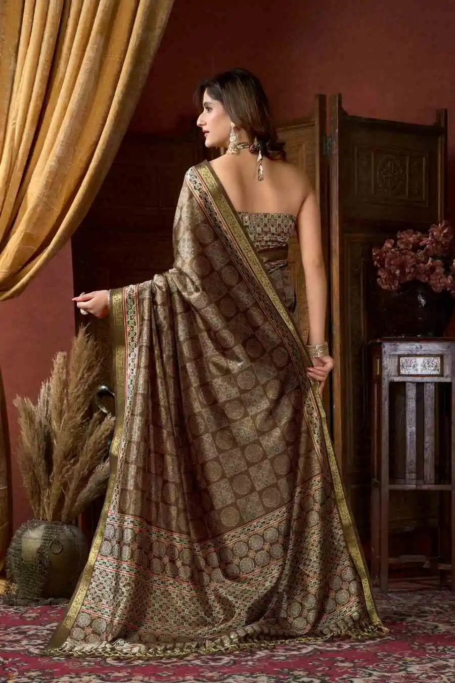 2NEW-ARRIVAL-CLUSTER-DIGITAL-WITH-JACQUARD-BORDER-JHALLAR-WORK-SAREE-WITH-UNSTITCHED-BLOUSE-DAILY-WEAR-WHOLESALE-PRICE-ETHNIC-GARMENT-4.webp