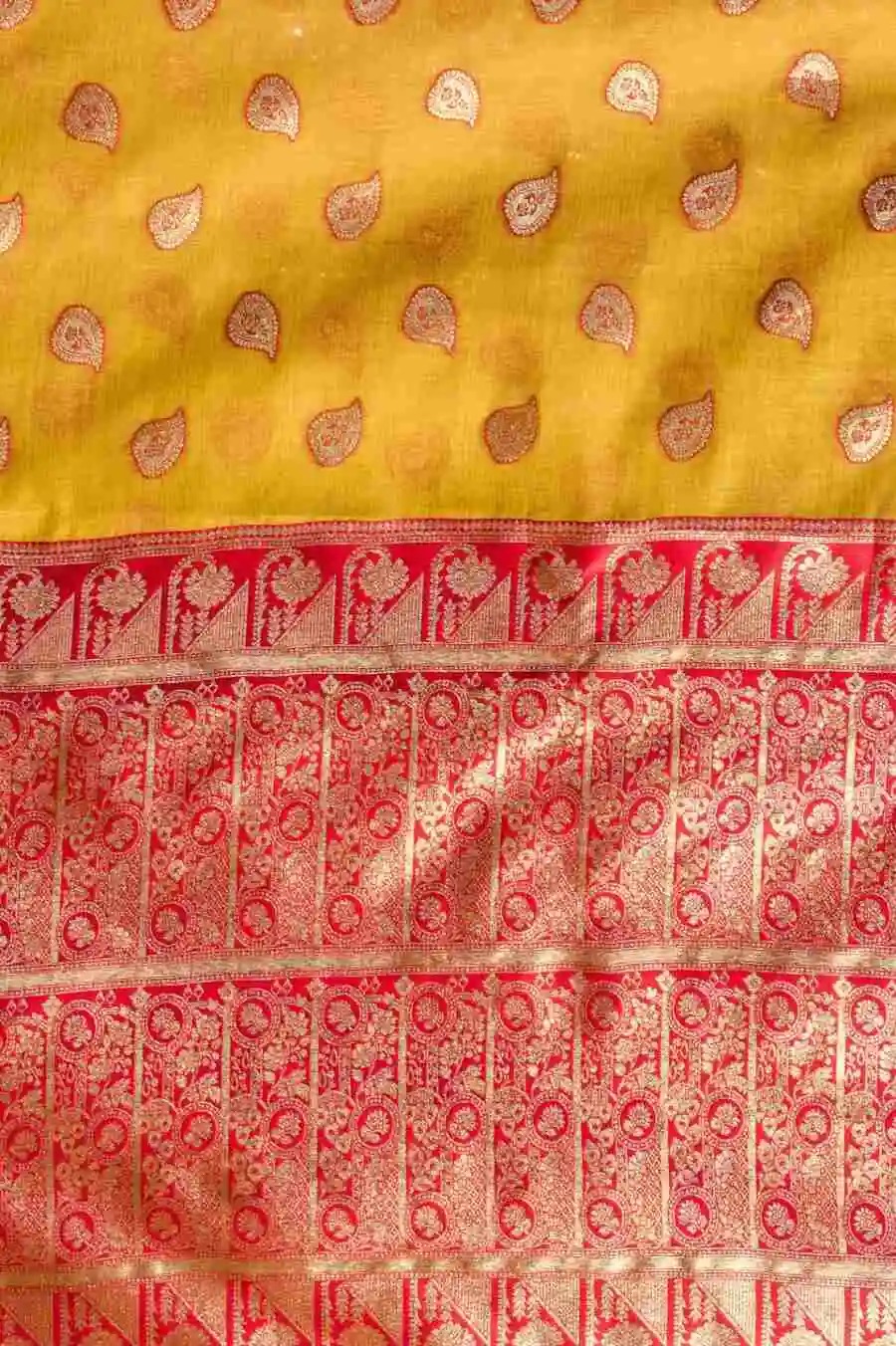 3DESIGNER-BANARASI-JARI-WITH-ZHALLAR-WORK-SAREE-WITH-UNSTITCHED-BLOUSE-WEDDING-WEAR-WHOLESALE-PRICE-ETHNIC-GARMENT-11.webp