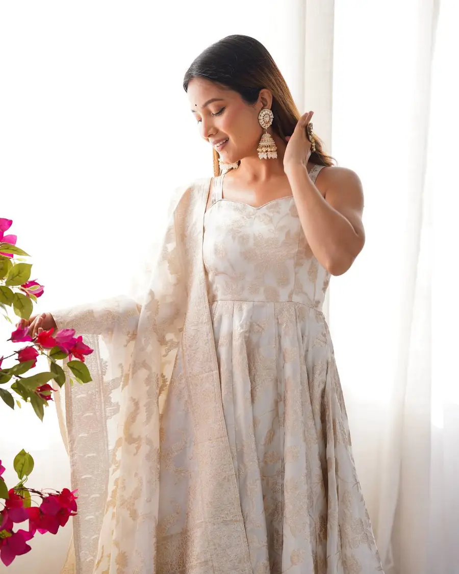 DESIGNER-BANARASI-JACQUARD-DOLA-SILK-GOWN-BOTTOM-WITH-DUPATTA-FESTIVE-WEAR-WHOLESALE-PRICE-ETHNIC-GARMENT-6.webp