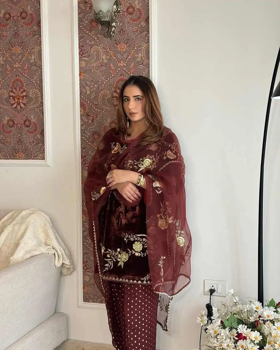 DESIGNER-VELVET-SEQUENCE-EMBROIDERY-WORK-TOP-PATIYALA-WITH-DUPATTA-FESTIVE-WEAR-WHOLESALE-PRICE-ETHNIC-GARMENT-3-1.webp