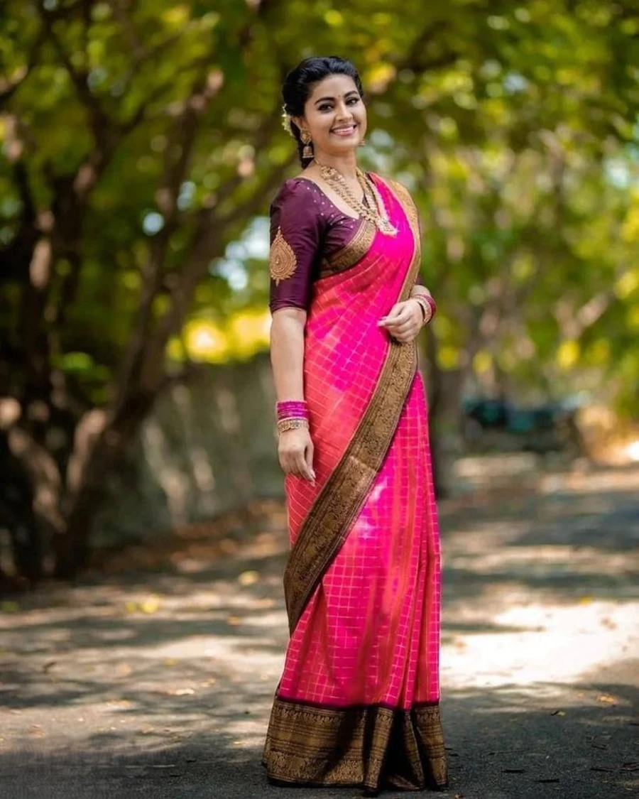 RICH-LOOK-LICHI-SILK-RICH-PALLU-JACQUARD-WORK-SAREE-WITH-UNSTITCHED-BLOUSE-FESTIVE-WEAR-WHOLESALE-PRICE-ETHNIC-GARMENT-4.webp