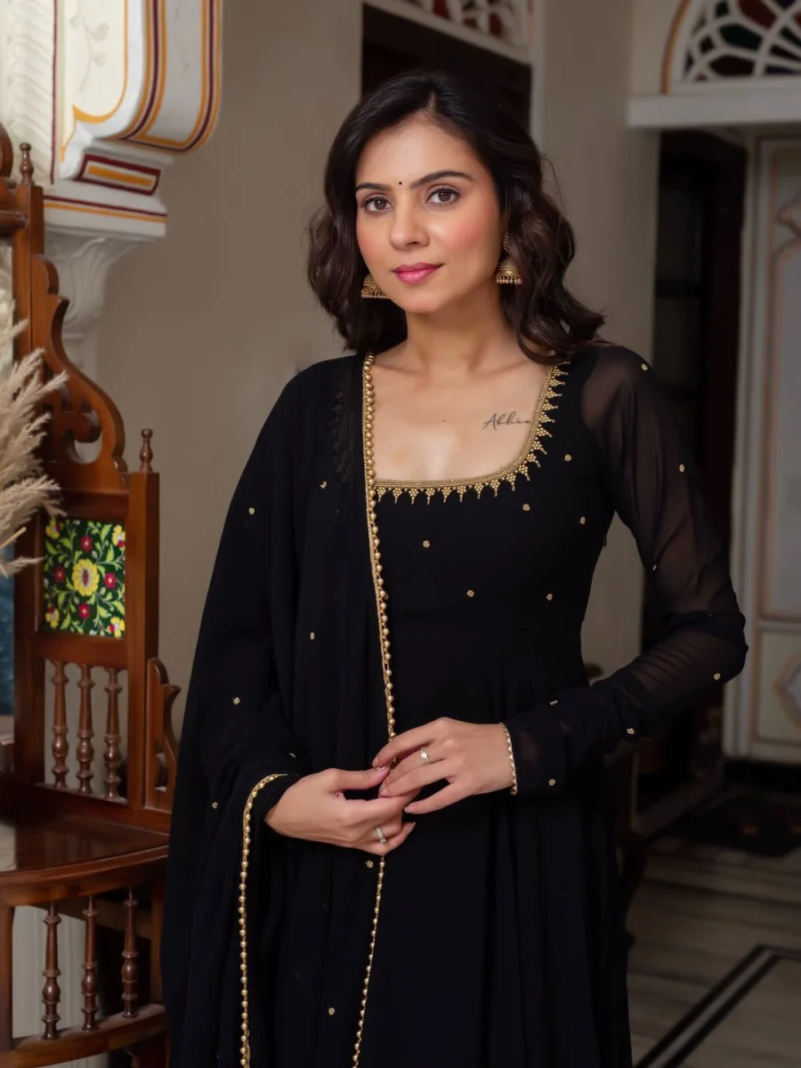 DESIGNER BLOOMING ZARI THREAD EMBROIDERED WORK GOWN BOTTOM WITH DUPATTA FESTIVE WEAR WHOLESALE PRICE ETHNIC GARMENT (5)