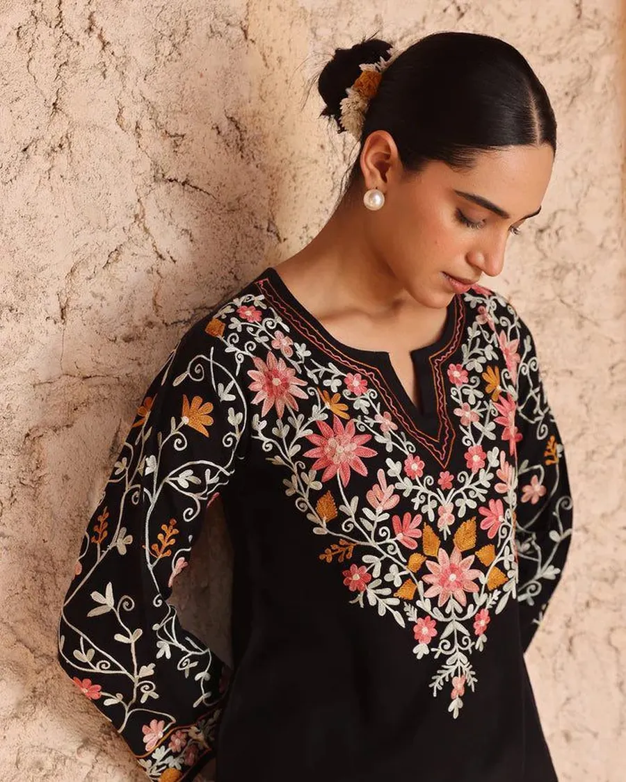 FANCY ROMAN SILK EMBROIDERY WORK TOP BOTTOM WITH DUPATTA FESTIVE WEAR WHOLESALE PRICE ETHNIC GARMENT (6)