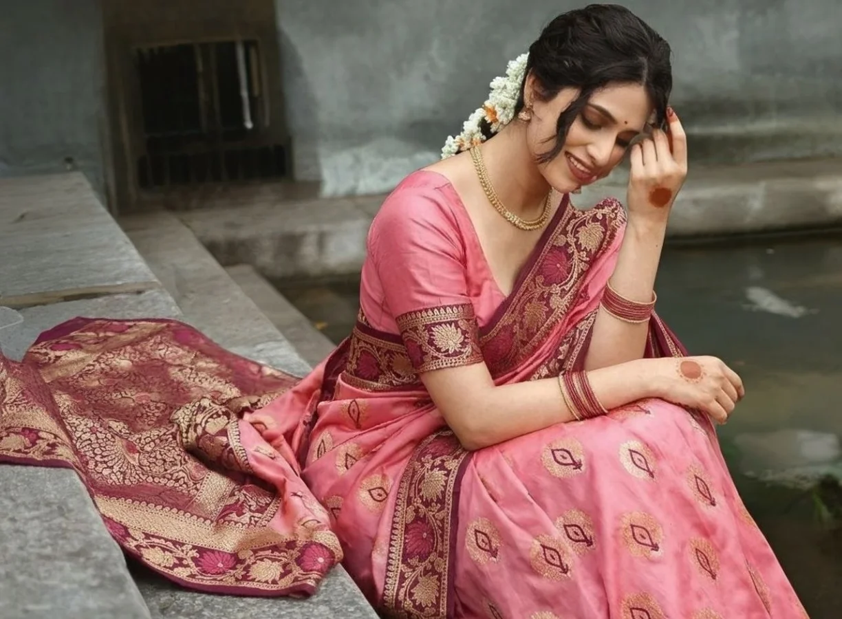 1LATEST BANARASI SILK FLOWERS AND MINA & ZARI WEAVING RICH PALLU WITH UNIQUE BORDER WORK SAREE WITH UNSTITCHED BLOUSE FESTIVE WEAR WHOLESALE PRICE ETHNIC GARMENT (3)