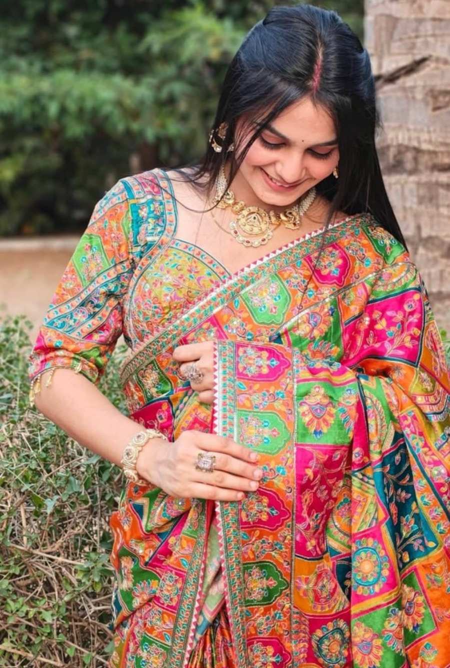 MODERN CHINON SILK DIGITAL PRINT WITH BEAUTIFUL MIRROR HANDWORK SAREE WITH UNSTITCHED BLOUSE PARTY WEAR WHOLESALE PRICE ETHNIC GARMENT (4)