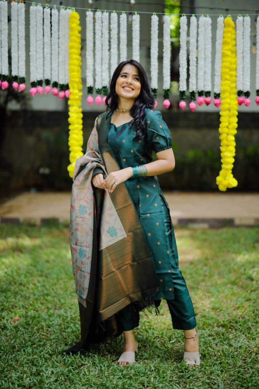 TRADITIONAL JACQUARD WEAVING WORK TOP BOTTOM WITH DUPATTA FESTIVE WEAR WHOLESALE PRICE ETHNIC GARMENT (8)