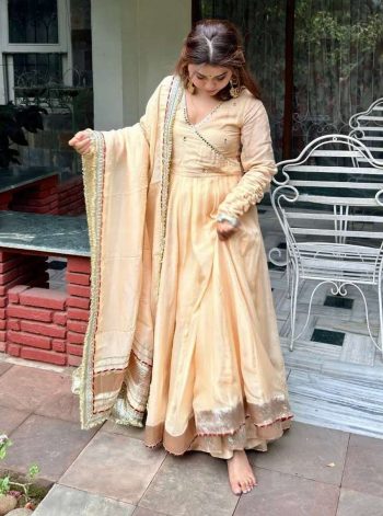 DESIGNER TABBY ORGANZA SILK ORIGINAL MIRROR HAND WORK WITH GOTTA PATTI LACE WORK GOWN LEHENGA WITH DUPATTA CREAM